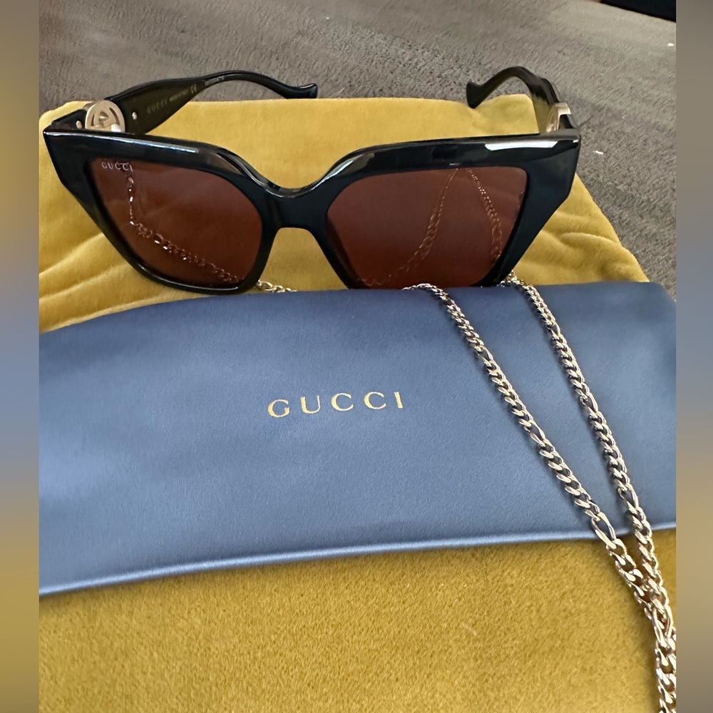 Gucci Black Square Sunglasses with Brown Lenses and Gold Chain Accent - Picture 3 of 8